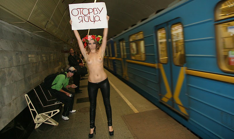 Файл:FEMEN girl.JPG
