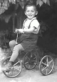 Малолетний Бронников на велосипеде.