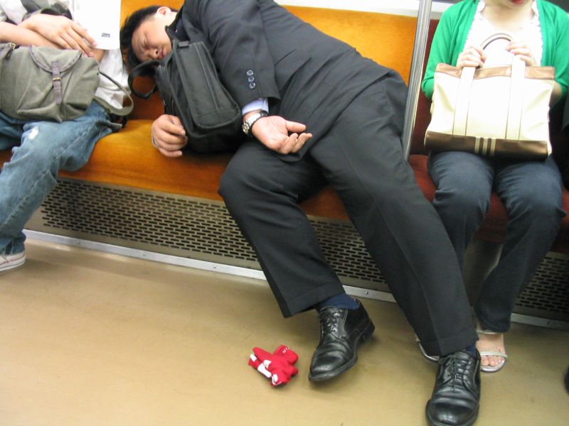 Файл:Salaryman asleep on the Tokyo Subway.jpg
