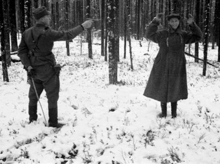 Файл:Soviet soldier laughing.jpg