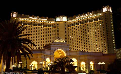 Monte Carlo — наиболее известное, и судя по всему, самое высокое казино. Построено ровно по тому же принципу, что и Treasure Island, только ещё выше. Снаружи имеются декорации как бы в стиле Эпохи Возрождения, изнутри же похоже на среднестатистический драмтеатр, только как-то покрасивее