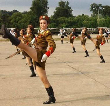 Файл:North korean army babes md.jpg