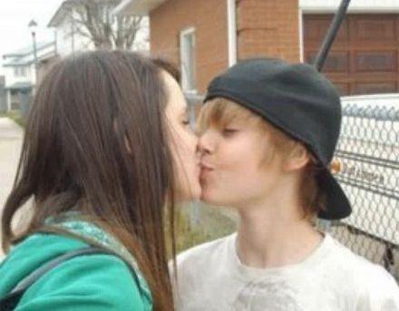 Файл:Bieber-and-girl.jpg