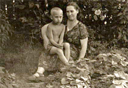 Файл:Vladimir Putin with his mother.jpg