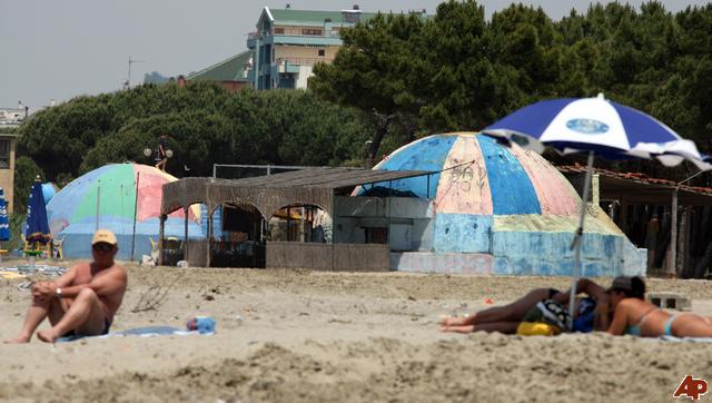 Файл:Albania-beach-bunker.jpg