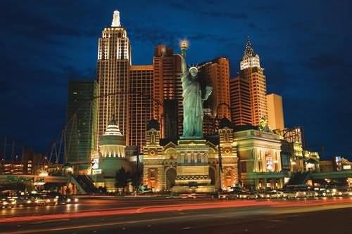New-York Hotel Casino — внешне стилизовано под Манхэттен, а внутри просто громадно — крайне обширные и уютные залы и тысячи игровых автоматов. Так же туда интегрирован ирландский паб, в котором можно пивануть гиннесца под весёленькую музычку