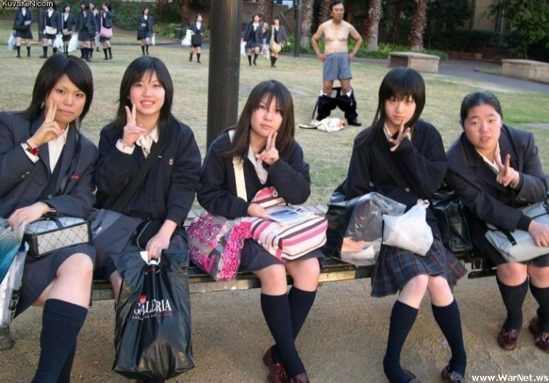 Файл:Japanese schoolgirls (5).jpg