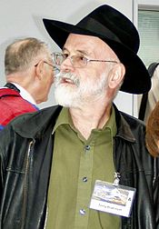 Файл:Terry Pratchett 2005.jpg