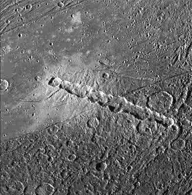 Файл:Chain of impact craters on Ganymede.jpg