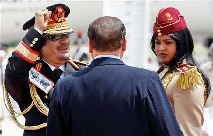 Файл:Kaddafi tp telohranitel berluskoni.jpg