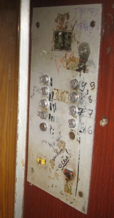 Каноническая панель с кнопками в лифте