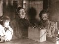 Русские аудиофилы слушают теплый ламповый звук. 1924 год.