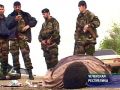 Чеченские силовики красуются на фоне трупа боевика Мусы Мутиева (2007)