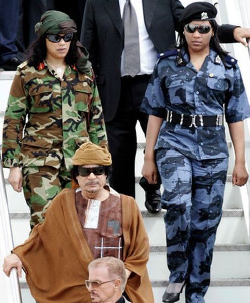 Файл:Kaddafi tp telohranitel 2.jpg