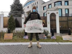 Третьего дня к посольству России в Молдавии вышел на одиночный пикет вот этот вот ноунейм. То ли опечатка, вызванная плохим знанием русского, то ли серьёзно…
