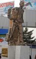 Славянск. Памятник челноку с кравчучкой