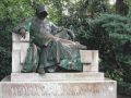 Памятник анонимусу в Будапеште (в нижней части видна каптча)[6]