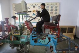 Пока ты смотришь мыльное кинцо, комсомольцы Северной Кореи играют в йоба-симуляторы… трактора