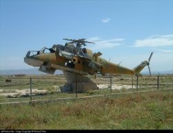 Почти даже сохранившийся памятник советским лётчикам на аэродроме под Кабулом.