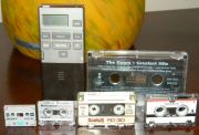 Разновидности микрокассет на фоне обычной кассеты