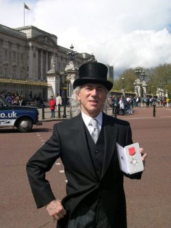 Сева в шляпе и с орденом Британской империи