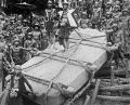Начало XX века. Расовые папуасы сооружают могилу вождя. Вес транспортируемого камня — чуть более, чем до хуя.