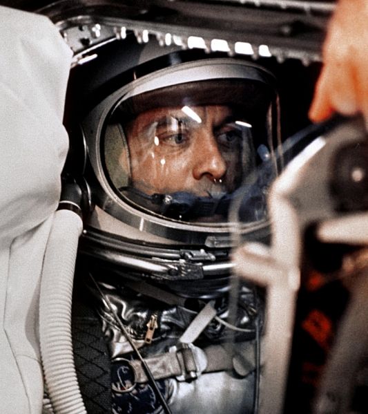 Файл:Alan Shepard in capsule aboard Freedom 7 before launch2.jpg
