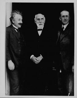 Эддингтон (справа), Лоренц (посередине)… Но кто же этот третий?