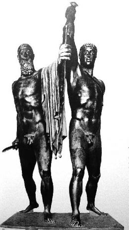 ...и их прототип — расовые древнегреческие педерасты Гармодий и Аристогитон.