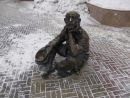 Памятник нищеброду в Челябинске.