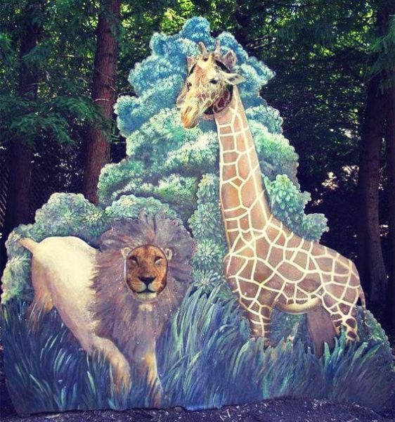 Файл:Lion and giraffe on photo.jpg