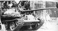 Символизирующий финал: вьетконговский танк вламывается во двор Президентского дворца в Сайгоне (1975 год)
