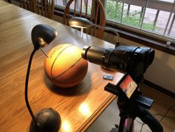 Макет Земли и Солнца из баскетбольного мяча и настольной лампы.