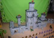 Замок с отрядами войск и орудиями