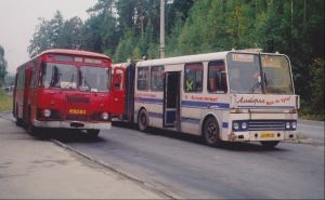 ЛиАЗ-677 смотрит на конкурента
