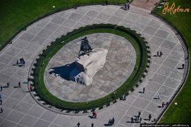 Фото памятника Петру с «летающей тарелки»
