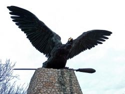 Бронзовая статуя Турула в Татабанье. Un petit oiseau[2]