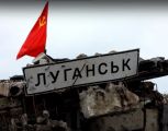Красное знамя на въезде в Луганск, 2014 г.
