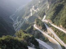 Типичная тибетская дорога (aka серпантин, распространена и в любых горных районах, в т. ч. в Крыму