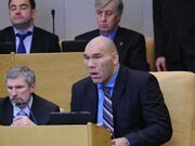 Депутат Госдумы Н. Валуев на фоне нового кресла и соседей — карликов коллег по парламенту.