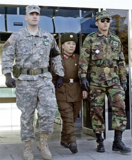 Слева направо: Солдат США, солдат КНДР, солдат Южной Кореи. Nuff said