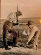 Дартмур, 1930. Рабочий с помощью т. н. «пробойника» пробивает отверстия в граните под клинья.