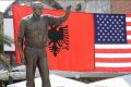 Бушу-младшему благодарные албанцы отлили в граните статую.