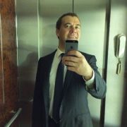 Сабж Медведева с зеркалом и яблофоном