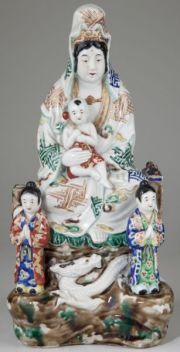 Японская богородица с кавайным Христом в руках