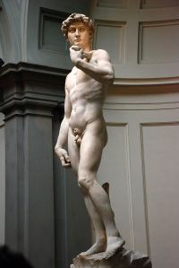 Есть мнение, что микеланджеловскому «Давиду» сабж статьи знаком не понаслышке