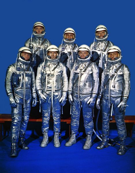 Файл:Original 7 Astronauts in Spacesuits - GPN-2000-001293.jpg